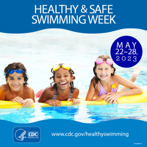 Del 22 al 28 de mayo es la Semana de Natación Saludable y Segura. Esta fotografía muestra a tres niños pequeños flotando en un fideo de piscina en el agua. La imagen contiene el logotipo de los CDC y un enlace a cdc.gov/healthyswimming.
