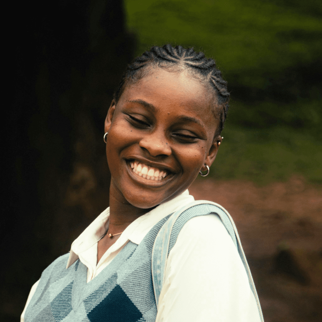 카메라를 향해 미소 짓는 여성들